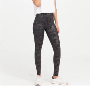 NWT CAMO SPANX LOOK AT ME NOW LEGGINGS MEDIUM